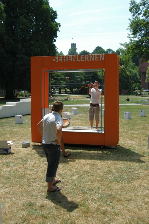 Rahmen im Skulpturenpark der Kunsthalle Bielefeld mit Blick auf die Sparrenburg