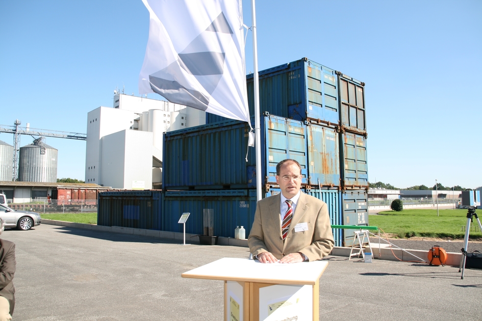 Prof. Dr. Hans-Georg Gülzow hält am Mindener Hafen seine Rede zum neuen Container-Versuchsfeld.