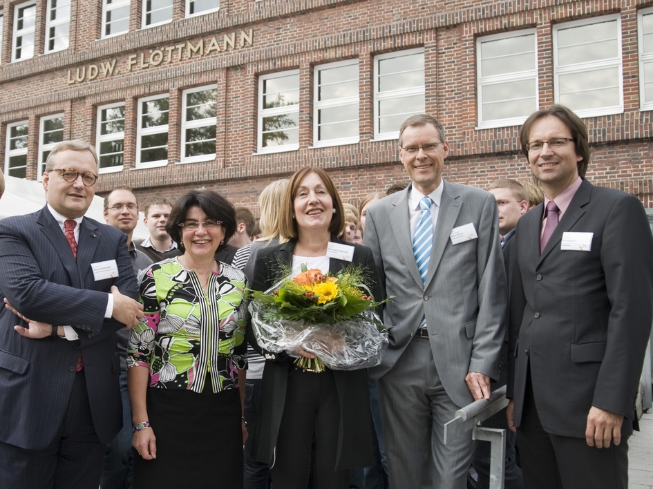 Gruppenfoto der Offiziellen vor dem Flöttmann Gebäude mit den Offiziellen