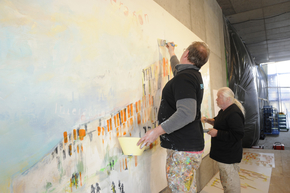 Live-Malerei_ Die Künstler Matthias Poltrock (l) und Wolfgang Meluhn schufen während der Veranstaltung die Bilder „Das Davor“ und „Das Danach“.