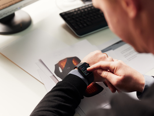 In der Feldstudie sollen Smartwatches zum Einsatz kommen, die Daten im Arbeitsprozess erfassen. Die Uhren könnten erkennen, in welchen Situationen in der Kollaboration mit KI Stresssymptome auftreten.