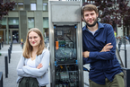 Die wissenschaftlichen Mitarbeiter Melina Gurcke und Lars Quakernack an einer Ladesäule vor der FH Bielefeld