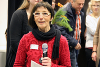 Christiane Möcker mit Mikrofon und Zettel in der Hand.