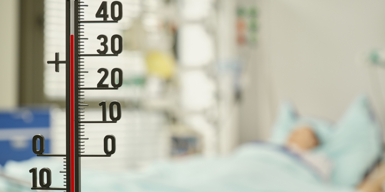 Symbolbild: Thermometer in Krankenzimmer zeigt über 35 Grad