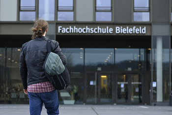 Moritz Mey geht auf den Haupteingang der FH Bielefeld zu