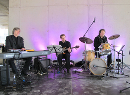 Georg Rox am Piano, Manuel Bürgel am Bass und Karl Godejohann am Schlagzeug sorgten für die musikalische Unterhaltung.